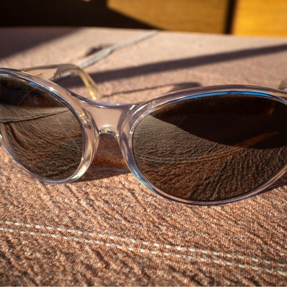 Stylish Oval Sunglasses with Clear Frame